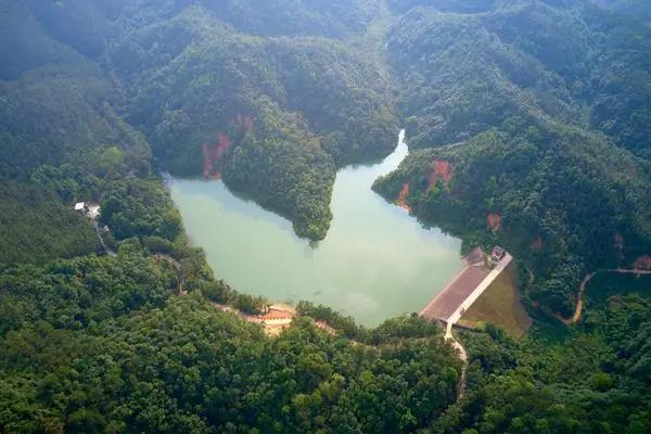 被云勇林海包围的飞马山水库-佛山日报记者吕润致摄