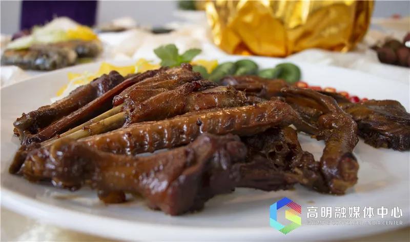 华味居私房菜馆-新鲜出炉的广东三宝鹅
